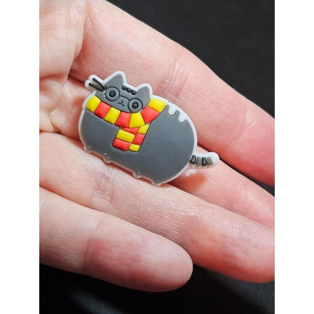 Harry Potter Pusheen brooch  / pin gray yellow